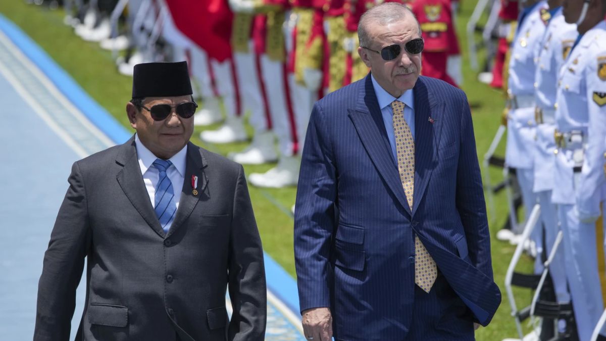 Indonesian President Prabowo Subianto, left, walks with Turkey's President Recep Tayyip Erdogan as they inspect honour guard during a welcoming ceremony prior to their meeting at Bogor Presidential Palace in Bogor, West Java, Indonesia, Wednesday, Feb. 12, 2025. (Photo: AP) Indonesian President Prabowo Subianto, left, walks with Turkey's President Recep Tayyip Erdogan as they inspect honour guard during a welcoming ceremony prior to their meeting at Bogor Presidential Palace in Bogor, West Java, Indonesia, Wednesday, Feb. 12, 2025. (Photo: AP)