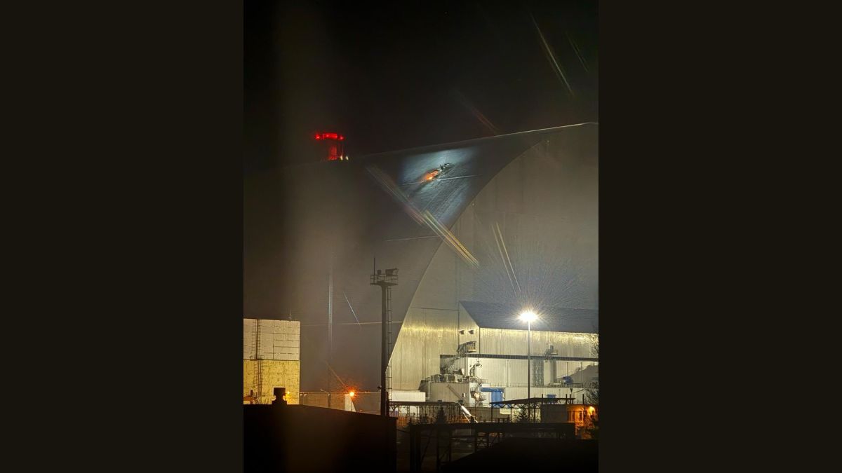 The photograph shows a fire from the drone strike in the containment structure at the Chernobyl nuclear disaster zone, Ukraine, on February 13-14. (Photo: X/IAEA)  The photograph shows a fire from the drone strike in the containment structure at the Chernobyl nuclear disaster zone, Ukraine, on February 13-14. (Photo: X/IAEA)