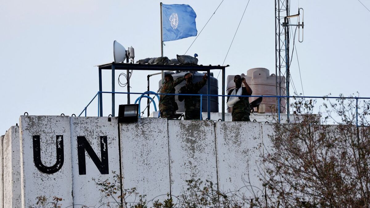 Members of the United Nations peacekeepers (UNIFIL) look at the Lebanese-Israeli border, as they stand on the roof of a watch tower in the town of Marwahin, in southern Lebanon, October 12, 2023. (Photo: Reuters) Members of the United Nations peacekeepers (UNIFIL) look at the Lebanese-Israeli border, as they stand on the roof of a watch tower in the town of Marwahin, in southern Lebanon, October 12, 2023. (Photo: Reuters)