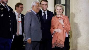 French President Emmanuel Macron (C) stand next to European Commission President Ursula von der Leyen (R) and European Council President Antonio Costa (L) after an informal summit of European leaders to discuss the situation in Ukraine and European security at the Elysee Palace in Paris. AFP