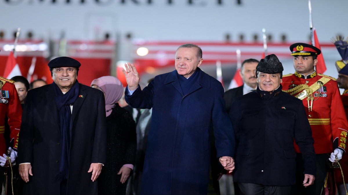 President Asif Ali Zardari and Prime Minister Shehbaz Sharif receive Turkiye President Recep Tayyip Erdogan upon his arrival at Nur Khan airbase, in the early hours of Thursday. X - @CMShehbaz President Asif Ali Zardari and Prime Minister Shehbaz Sharif receive Turkiye President Recep Tayyip Erdogan upon his arrival at Nur Khan airbase, in the early hours of Thursday. X - @CMShehbaz