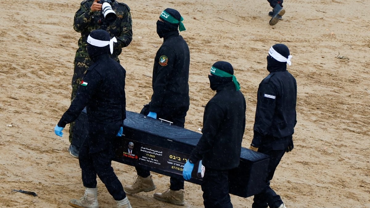 Hamas members carry the coffin of an Israeli hostage before handing it over to the Red Cross in Khan Yunis, Gaza Strip, February 20. Image: REUTERS
Hamas members carry the coffin of an Israeli hostage before handing it over to the Red Cross in Khan Yunis, Gaza Strip, February 20. Image: REUTERS