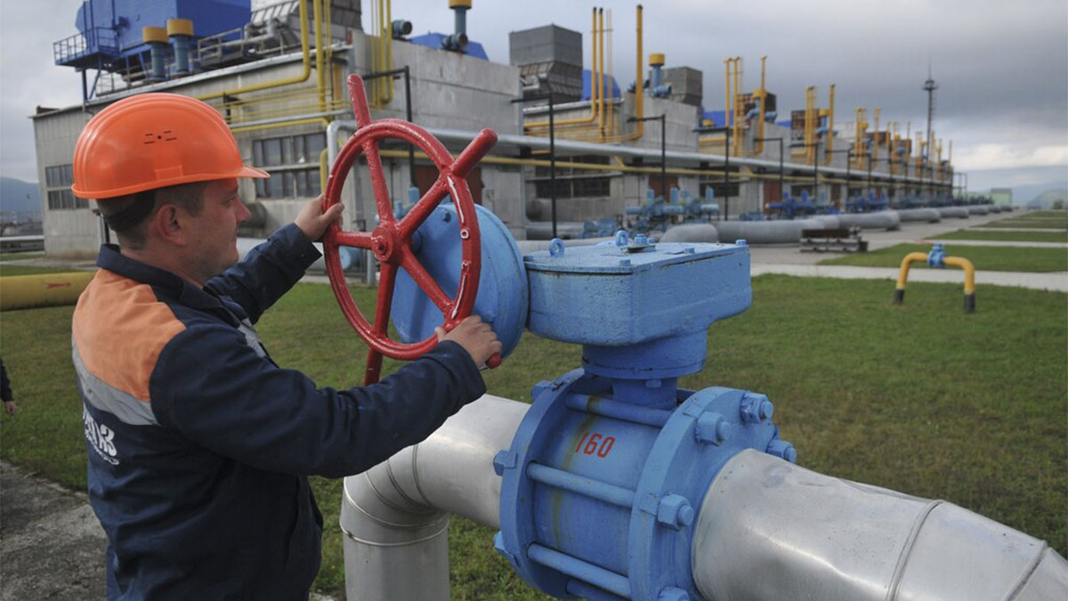 (File) In this October 7, 2015 photo, a worker at a Ukrainian gas station Volovets in western Ukraine controls a valve. AP (File) In this October 7, 2015 photo, a worker at a Ukrainian gas station Volovets in western Ukraine controls a valve. AP