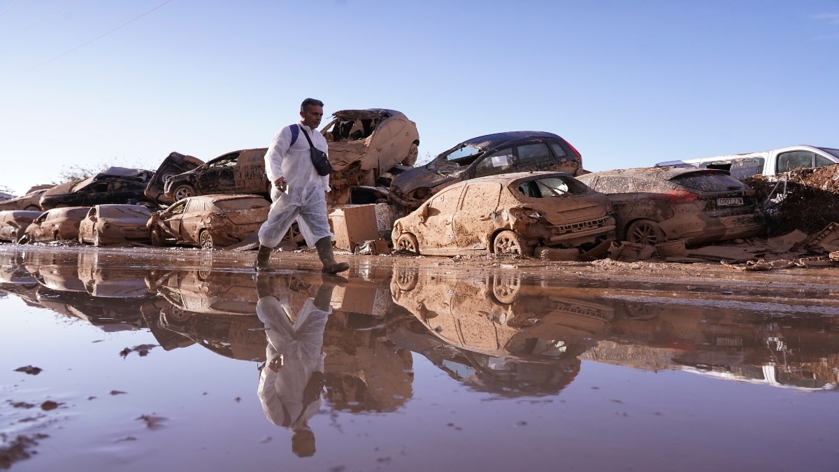 Spain offers one-year residency, work permits to 25,000 foreigners hit by Valencia floods