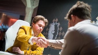 Vincent Keymer shakes Magnus Carlsen's hand after defeating the world No 1 in Game 1 of their semi-final meeting at the Weissenhaus leg of the Freestyle Chess Grand Slam Tour. Image credit: Lennart Ootes/Freestyle Chess