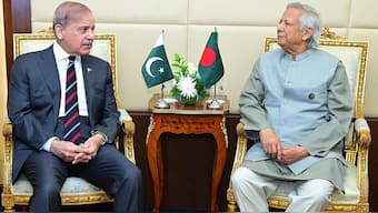(L-R) Bangladesh Chief Adviser Muhammad Yunus with Pakistan Prime Minister Shehbaz Sharif. AFP 