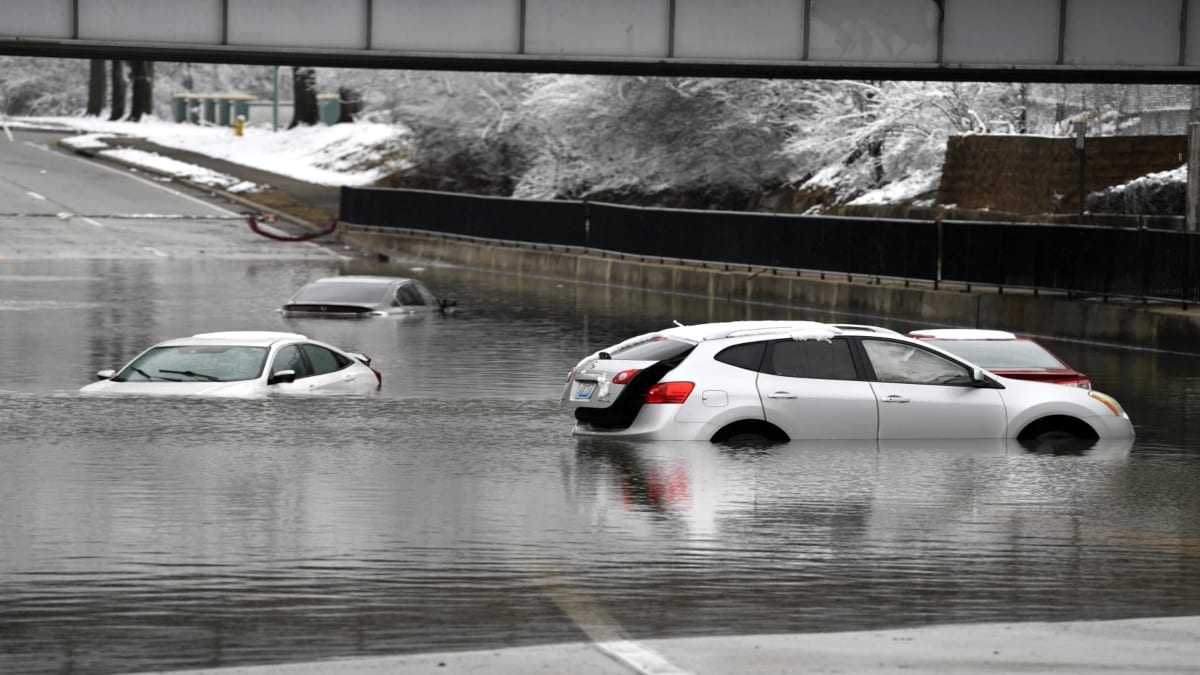 9 killed as heavy storms batter eastern United States