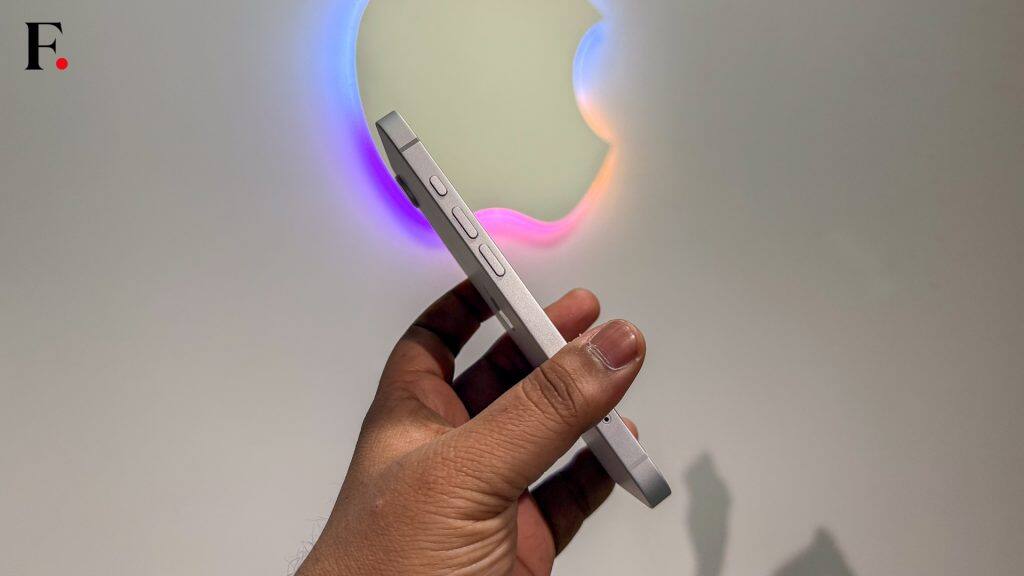 iPhone 16e First Impressions-04-2025-02-01f96a21d2b1f08a9487b8a345768be8