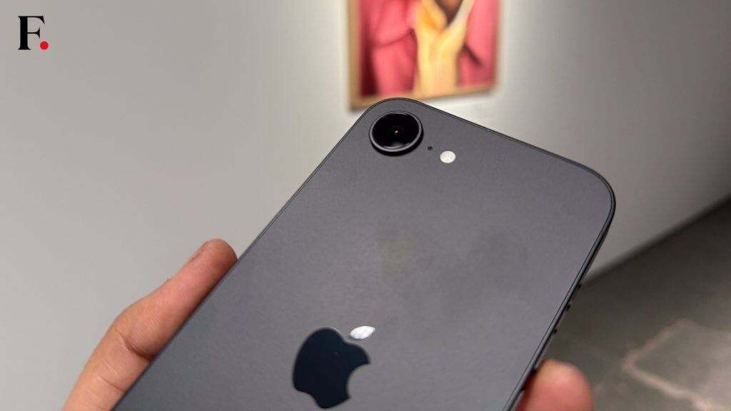 iPhone 16e First Impressions-09-2025-02-c329d6b01b85348f520f2274a5d47cb2
