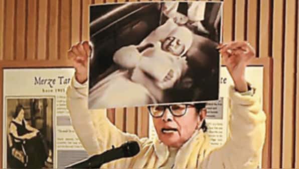 Mamata Banerjee heckled by protesters during Oxford event, holds up 1990s photo of attack in response | WATCH