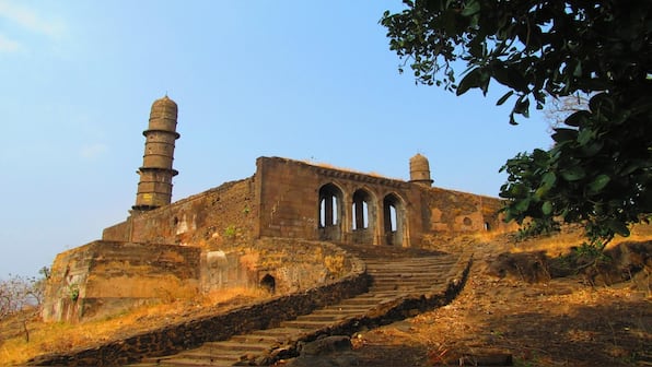 Asirgarh fort: A Bollywood spark and the myth of Maratha treasure