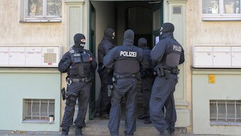 Masked German police officers guard a house after having arrested eight suspected members of a right-wing militant group driven by racist ideology and conspiracy theories who had been training in warfare for the downfall of the modern German state, in Dresden, Germany, November 5, 2024.   REUTERS/Matthias Rietschel