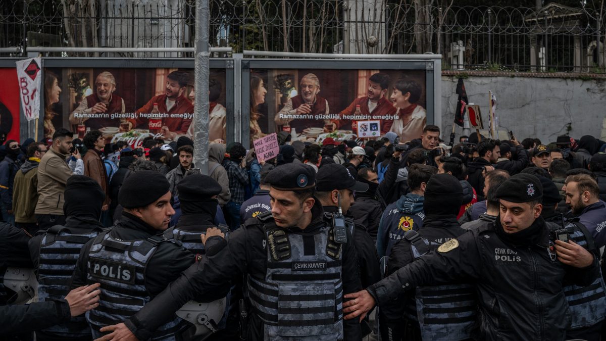 Turkey cracks down on protests, arrests jailed mayor's lawyer and journalists Turkey cracks down on protests, arrests jailed mayor's lawyer and journalists