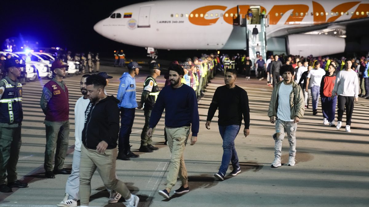 US Supreme Court blocks Trump's bid to deport alleged Venezuelan gang members US Supreme Court blocks Trump's bid to deport alleged Venezuelan gang members