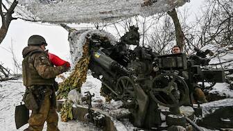 Ukrainian servicemen prepare a M777 howitzer to fire toward Russian troops at a position near a front line, in the Zaporizhzhia region, Ukraine, on January 14, 2024. (Photo: Reuters)