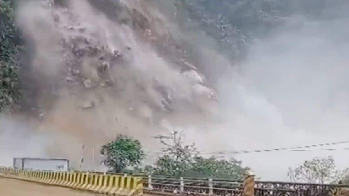 Landslide blocks Anini-Roing road in Arunachal, govt says avoid travelling there