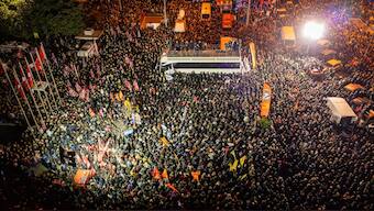 The photograph shows an aerial view of the crowd during a demonstration in front of Istanbul Metropolitan Municipality headquarter in Istanbul. Turkish police raided the home of Istanbul Mayor Ekrem Imamoglu on March 19, 2025, detaining him over a corruption probe in a move denounced by the main opposition CHP party as a 'coup'. (Photo: AFP)