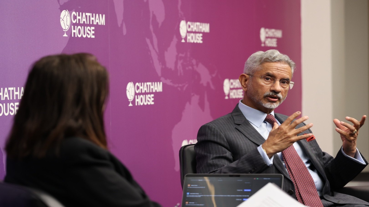 Pro-Khalistani extremist heckles Jaishankar in London, desecrates Indian flag Pro-Khalistani extremist heckles Jaishankar in London, desecrates Indian flag