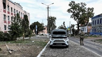 A Ukrainian serviceman patrols a street next to buildings damaged during recent fighting between Ukrainian and Russian forces in the Ukrainian-controlled town of Sudzha in Russia's Kursk region, August 16, 2024. File Image/Reuters
