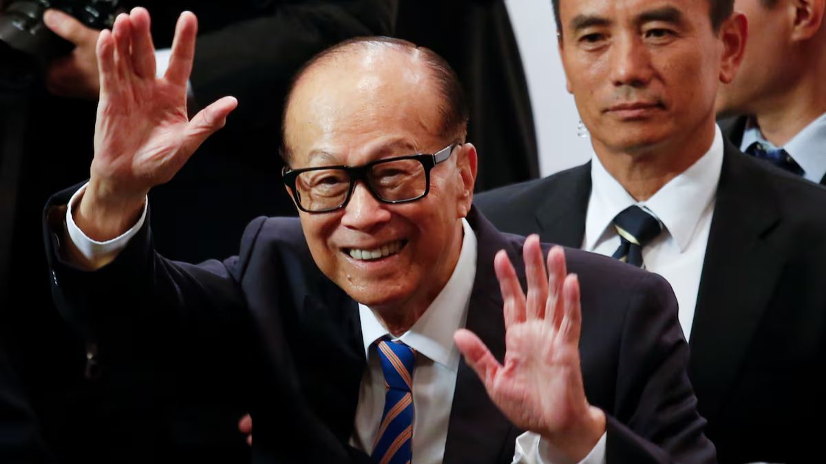 Hong Kong tycoon Li Ka-shing waves goodbye to journalists after announcing his retirement as chairman of CK Hutchison Holdings Ltd at a news conference in Hong Kong, China March 16, 2018. Reuters Hong Kong tycoon Li Ka-shing waves goodbye to journalists after announcing his retirement as chairman of CK Hutchison Holdings Ltd at a news conference in Hong Kong, China March 16, 2018. Reuters