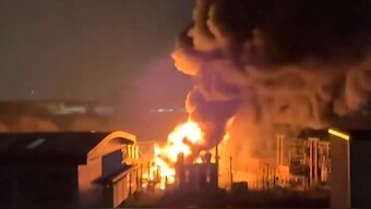 This frame grab taken from a UGC video shot and posted on X on March 21, 2025 by @chrisjbrogan shows smoke billowing from a fire at a neighborhood electrical substation supplying power to Heathrow Airport in Hayes, west London. AFP