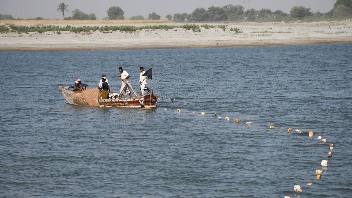 Fishermen on boat casting a net in the Indus River, in Hyderabad, Pakistan March 15, 2025. File Photo/Reuters Fishermen on boat casting a net in the Indus River, in Hyderabad, Pakistan March 15, 2025. File Photo/Reuters