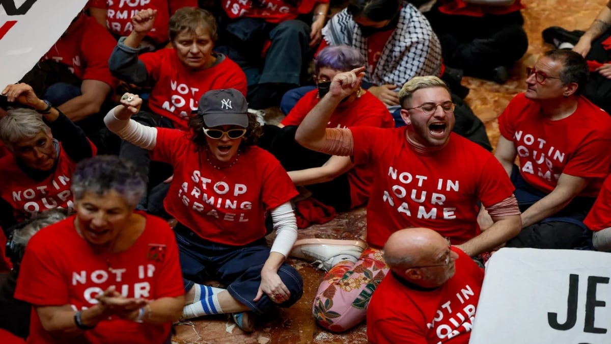 100 arrested as protesters flood Trump Tower lobby over arrest of Mahmoud Khalil