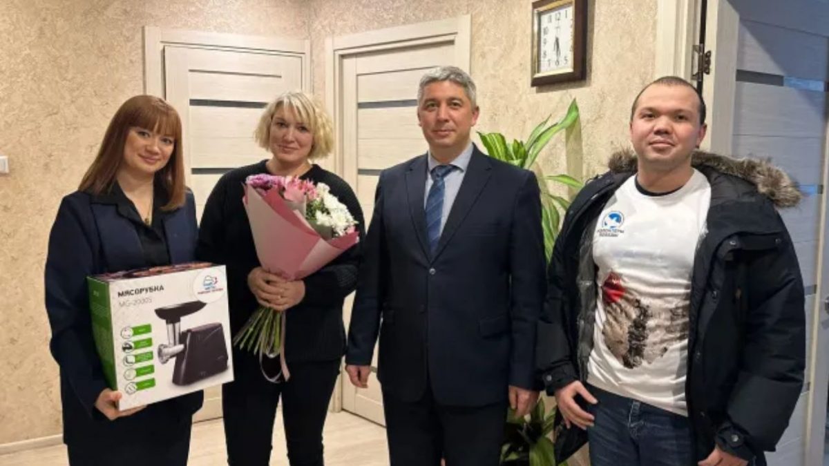 Vladimir Putin’s party faces flak for gifting meat grinders to mothers of dead soldiers Vladimir Putin’s party faces flak for gifting meat grinders to mothers of dead soldiers