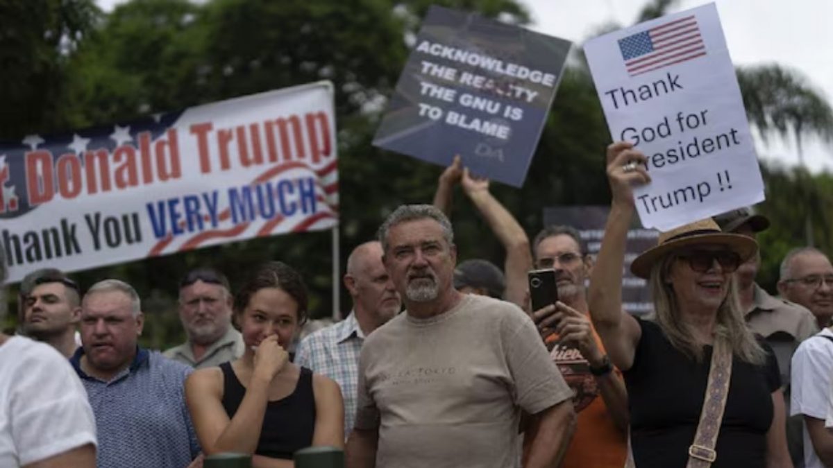 White South Africans demonstrate in support of US President Donald Trump in front of the US embassy in Pretoria, South Africa. Source: AP White South Africans demonstrate in support of US President Donald Trump in front of the US embassy in Pretoria, South Africa. Source: AP