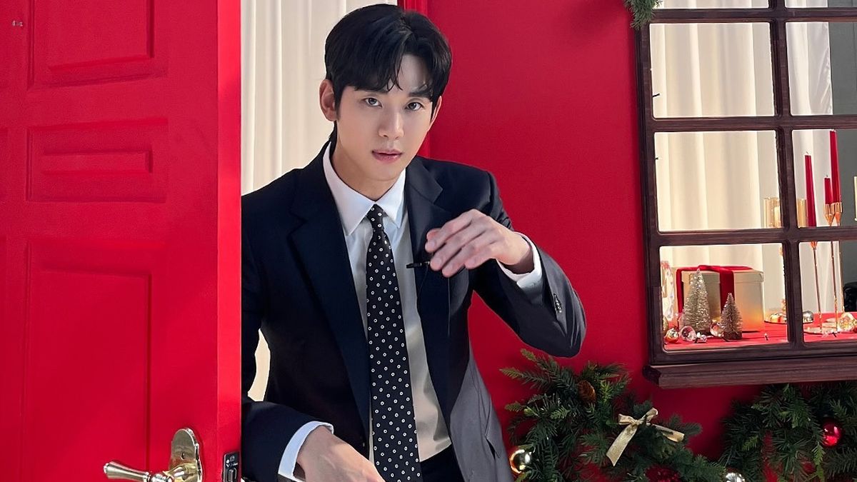 South Korean actor Kim Soo-hyun is under scrutiny for his relationship with actress Kim Sae-ron, who died by suicide earlier this year. While Kim Soo-hyun's agency has admitted they were dating they denied reports that suggested that this happened when Kim Sae-ron was underage. Image courtesy: soohyun_k216/Instagram South Korean actor Kim Soo-hyun is under scrutiny for his relationship with actress Kim Sae-ron, who died by suicide earlier this year. While Kim Soo-hyun's agency has admitted they were dating they denied reports that suggested that this happened when Kim Sae-ron was underage. Image courtesy: soohyun_k216/Instagram