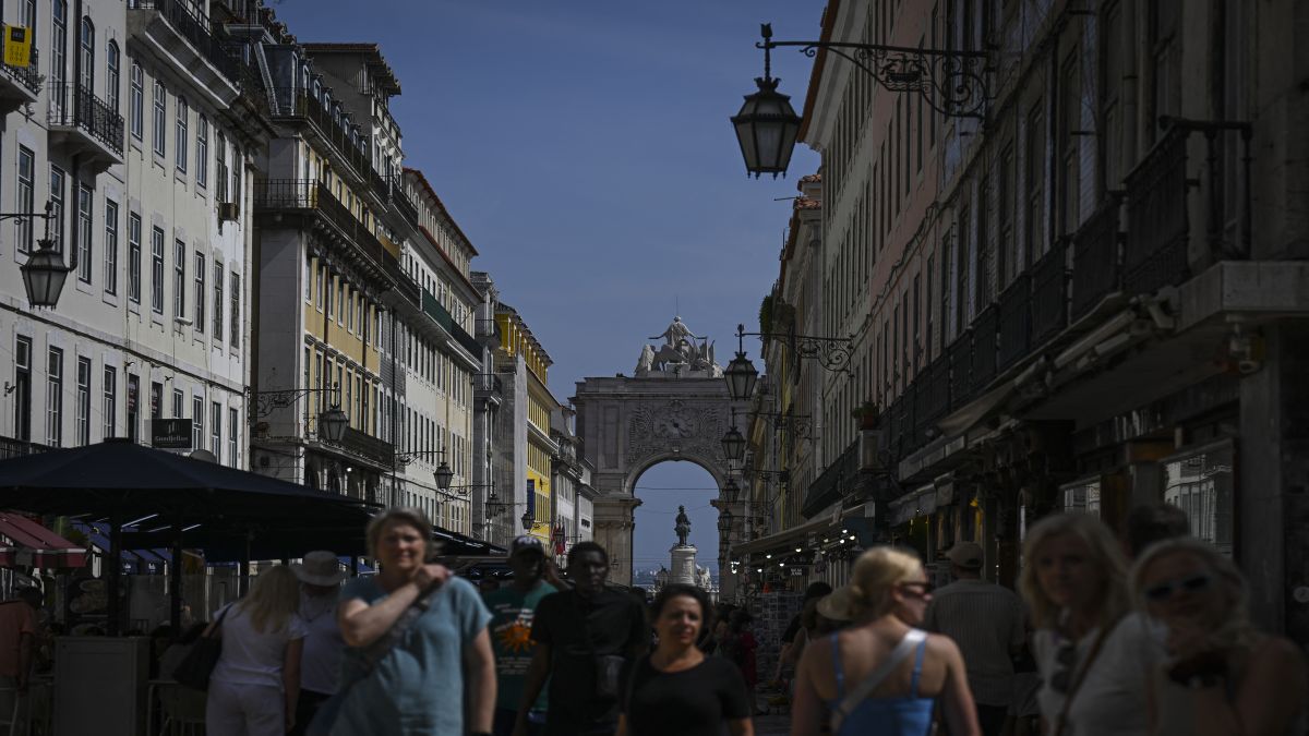 Portugal's plan to deport 18,000 undocumented migrants ahead of snap election shows country's political crisis Portugal's plan to deport 18,000 undocumented migrants ahead of snap election shows country's political crisis