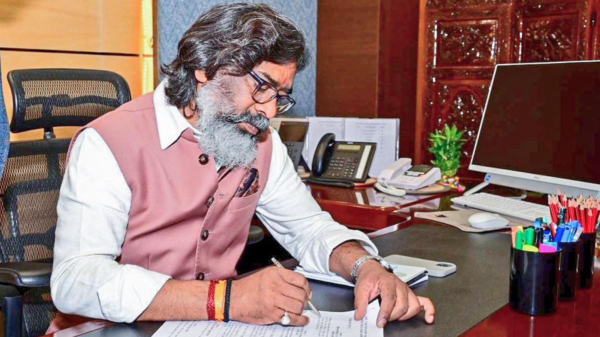 Jharkhand CM Soren urges Centre to ensure safe return of migrant workers abducted in Niger. Jharkhand CM Soren urges Centre to ensure safe return of migrant workers abducted in Niger.