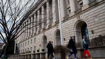 People walk by the U.S. Internal Revenue Service (IRS) building in Washington, D.C. File image/ Reuters