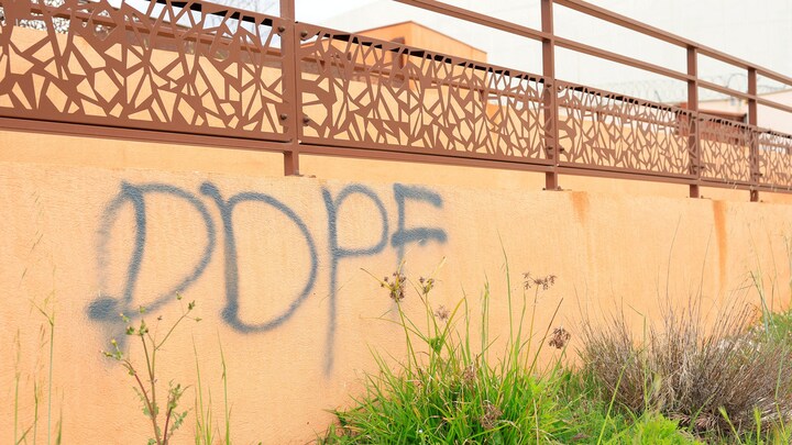 Who is attacking France's prisons?