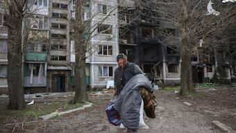 A woman carries her belongings during an evacuation, amid Russia's attack on Ukraine, in the frontline town of Pokrovsk in Donetsk region, Ukraine. File image/ Reuters