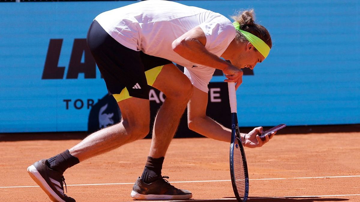 Why did Alexander Zverev take a photo from his phone during his Madrid Open match? Why did Alexander Zverev take a photo from his phone during his Madrid Open match?