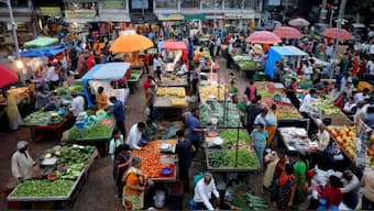 Customers buy fruits and vegetables at an open-air evening market in Ahmedabad, India, August 21, 2023. (Photo: Reuters)
