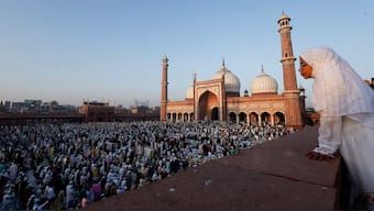 A Muslim girl watches people as they offer prayers at Jama Masjid on the occasion of Eid al-Fitr in the old quarters of Delhi, India, March 31. (Photo: Reuters) 