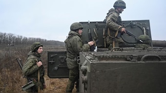Russia's soldiers members board a BMP-3 infantry fighting vehicle during tactical combat exercises held by a motorised rifle division at the Kadamovsky range in the Rostov region, Russia December 10, 2021. (Photo: Reuters)