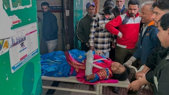 Paramedic carry a wounded tourist on a stretcher at a hospital in Anantnag after assailants indiscriminately fired at tourists visiting Pahalgam, Jammu and Kashmir, Tuesday, April 22, 2025.(Photo: AP)