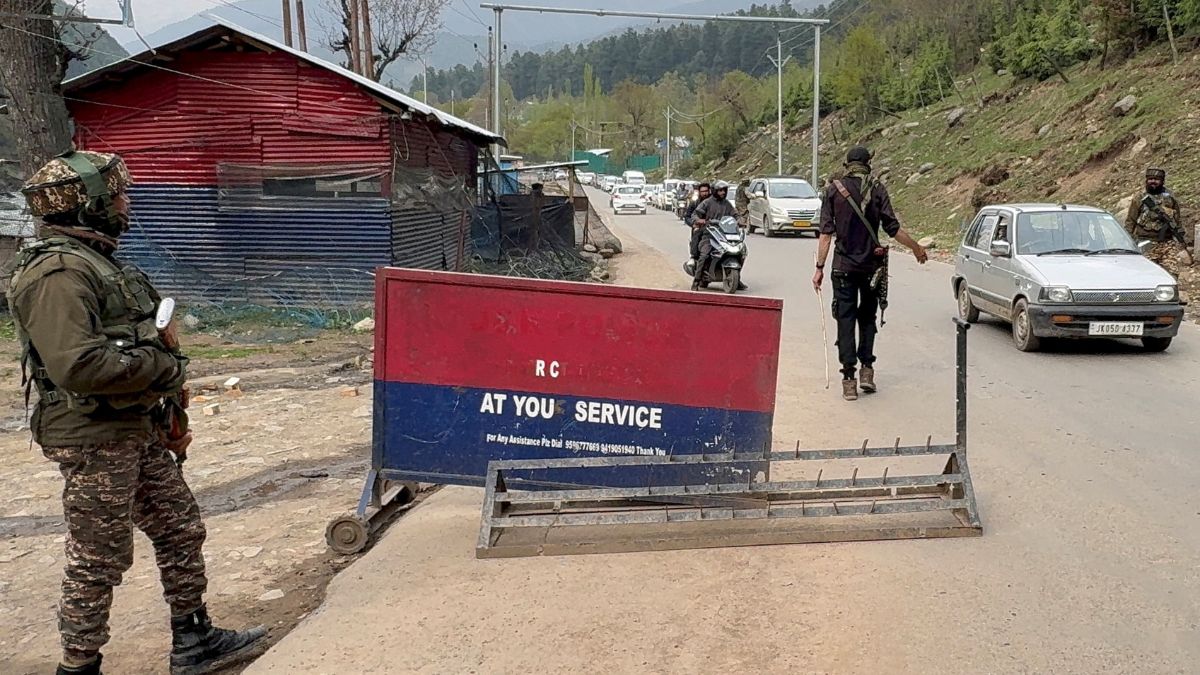 Indian police personnel stop vehicles at a check point following a terrorist attack, near Pahalgam in south Kashmir's Anantnag district, April 22, 2025. (Photo: Reuters) Indian police personnel stop vehicles at a check point following a terrorist attack, near Pahalgam in south Kashmir's Anantnag district, April 22, 2025. (Photo: Reuters)