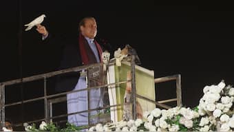 Pakistan's former Prime Minister Nawaz Sharif prepares to release a pigeon in front of supporters, following his arrival from a self-imposed exile in London, ahead of the 2024 Pakistani general election, in Lahore, Pakistan, October 21, 2023. (Photo: Reuters)