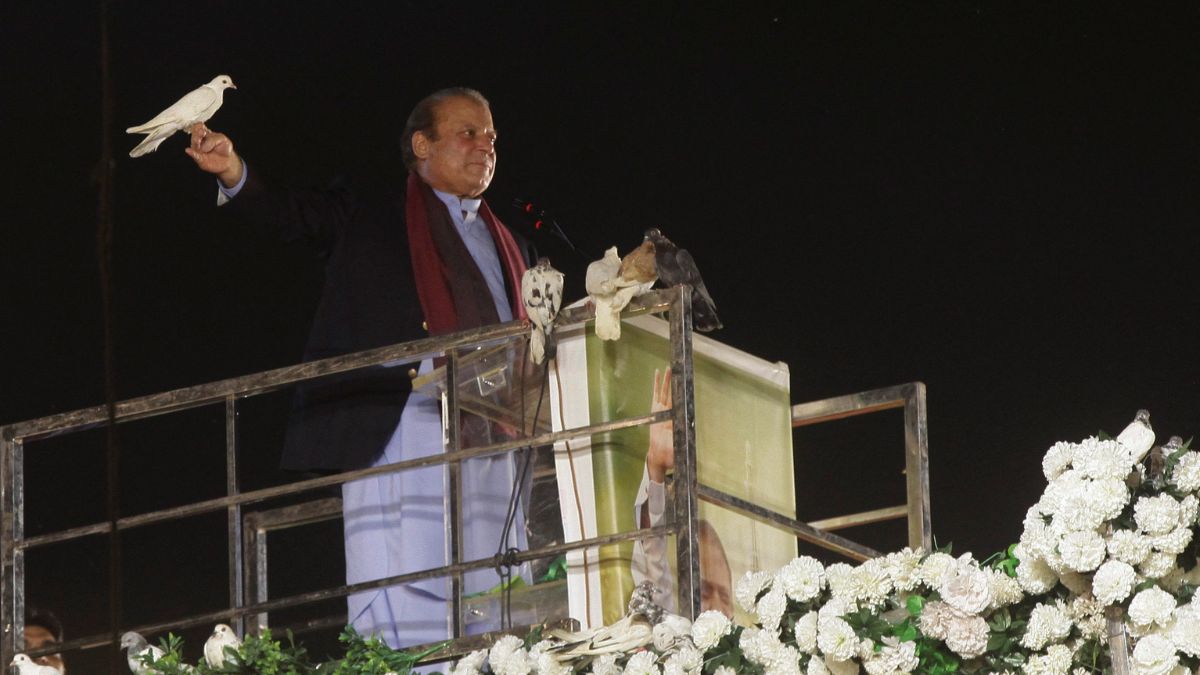 Pakistan's former Prime Minister Nawaz Sharif prepares to release a pigeon in front of supporters, following his arrival from a self-imposed exile in London, ahead of the 2024 Pakistani general election, in Lahore, Pakistan, October 21, 2023. (Photo: Reuters) Pakistan's former Prime Minister Nawaz Sharif prepares to release a pigeon in front of supporters, following his arrival from a self-imposed exile in London, ahead of the 2024 Pakistani general election, in Lahore, Pakistan, October 21, 2023. (Photo: Reuters)
