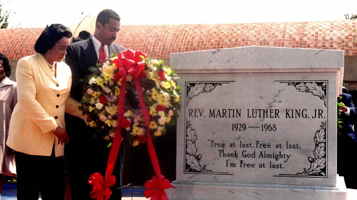 Coretta Scott King, widow of slain civil rights leader Martin Luther King Jr, and son Dexter King (R) lay a wreath at the crypt of King on the 29th anniversary of his death at the King Center in Atlanta, April 4. File Image/Reuters Coretta Scott King, widow of slain civil rights leader Martin Luther King Jr, and son Dexter King (R) lay a wreath at the crypt of King on the 29th anniversary of his death at the King Center in Atlanta, April 4. File Image/Reuters
