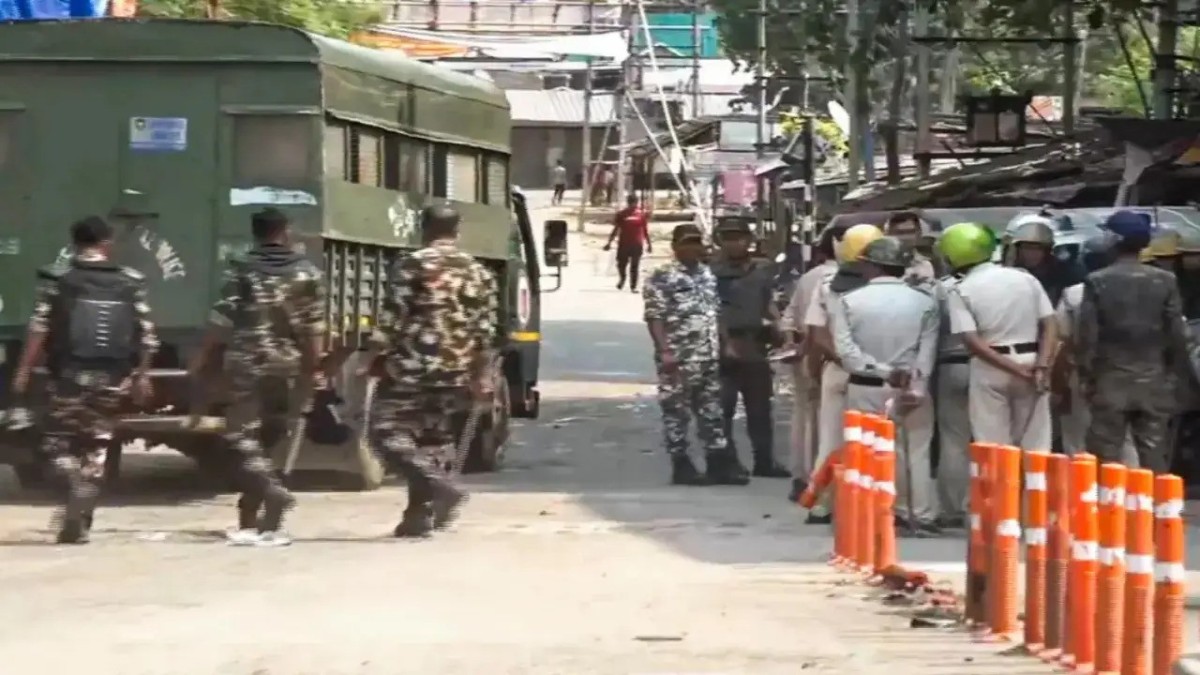Security forces personnel guard in a violence-hit area, in Murshidabad district, West Bengal, Sunday, April 13, 2025. Image: PTI  Security forces personnel guard in a violence-hit area, in Murshidabad district, West Bengal, Sunday, April 13, 2025. Image: PTI