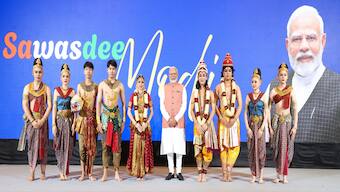 India's Prime Minister Narendra Modi with Thai artists who performed the Thai Ramayana, Ramakien, to welcome him on his arrival in Bangkok (Photo: https://x.com/narendramodi)