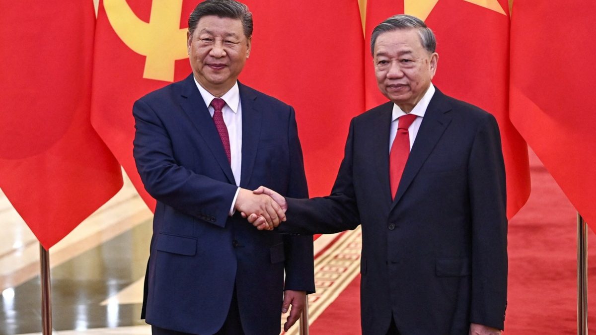 Xi in Vietnam: Trump says China, Vietnam 'trying to figure our how to screw the US.' Image: Reuters  Xi in Vietnam: Trump says China, Vietnam 'trying to figure our how to screw the US.' Image: Reuters