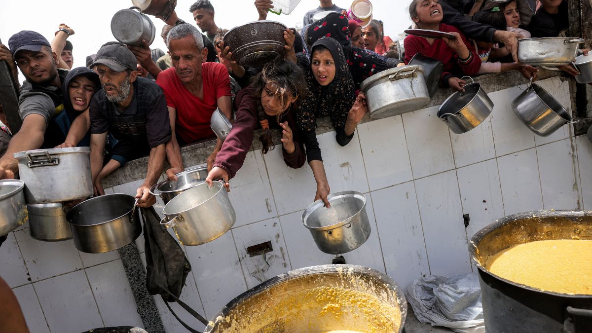 People queue with pots to receive charity meals from a kitchen in Beit Lahia in the northern Gaza Strip on April 24, 2025. AFP Photo People queue with pots to receive charity meals from a kitchen in Beit Lahia in the northern Gaza Strip on April 24, 2025. AFP Photo