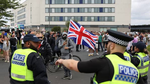 What's the controversial UK police report that links British Hindus and far-right groups?