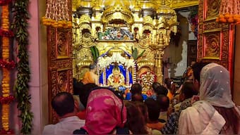 Devotees take part in 'aarti' at Siddhivinayak temple on Ganesh Chaturthi festival, in Mumbai, September 7, 2024. File Photo/PTI